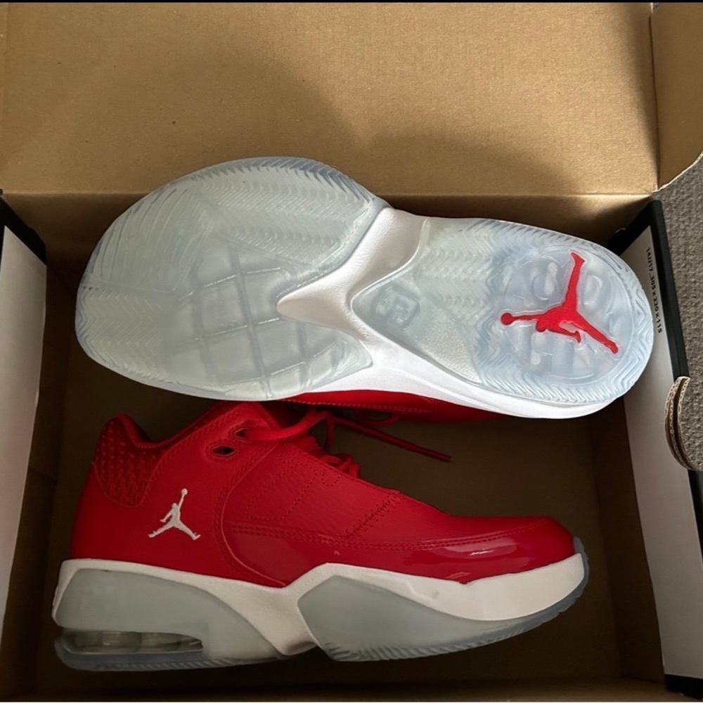 NIB Authentic Jordan Max Aura 3, Boys size 4.5